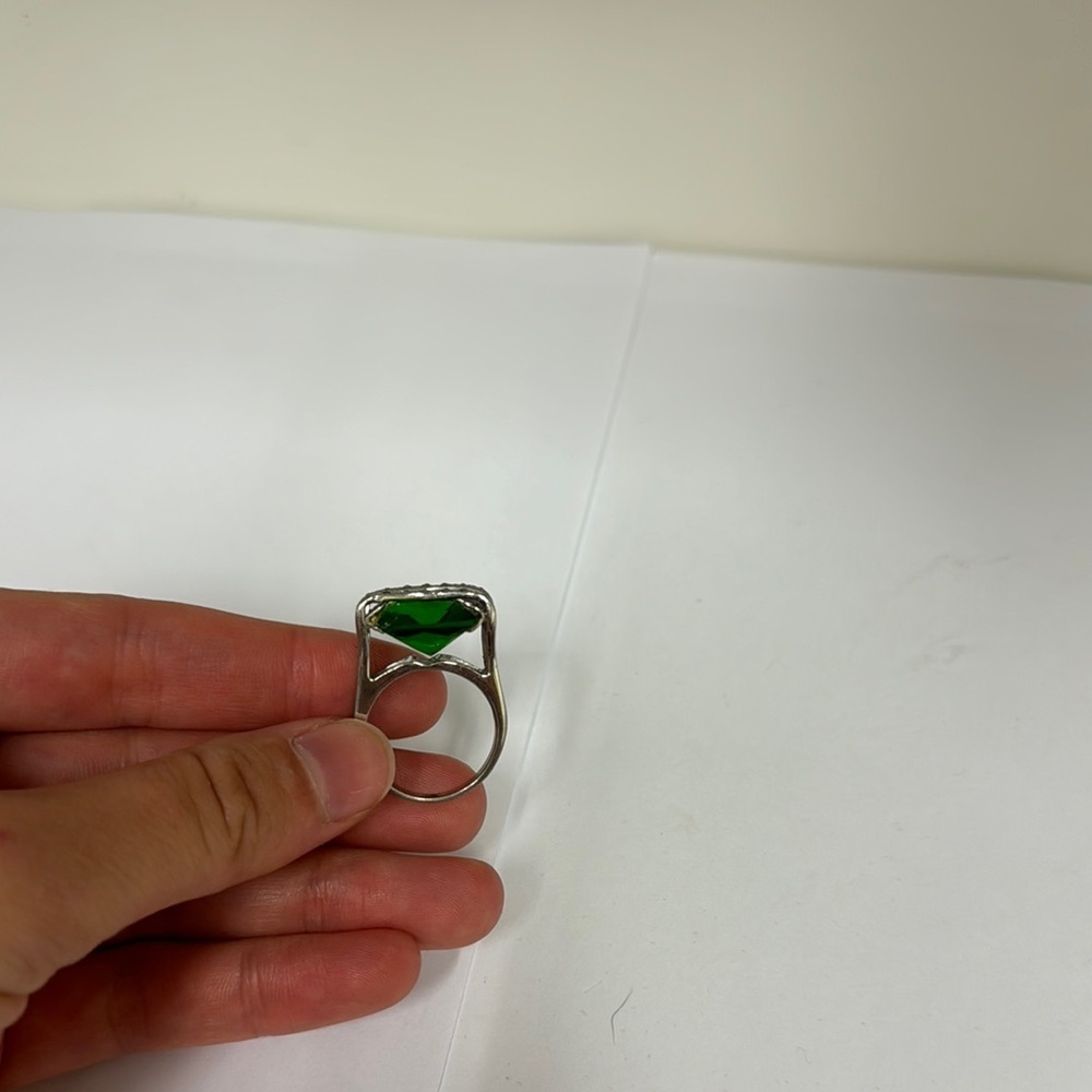 Elegant Silver and Green Gemstone Ring